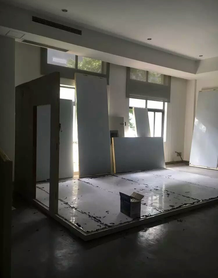 正航專業負責的工程師認真細致的安裝設備、組裝外殼到安裝框架,再到擰緊螺