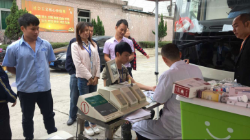 正航業(yè)務部小吳現場輸血液圖