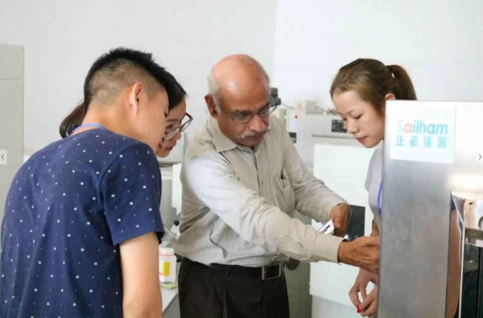 外國專家現場指導加快技術轉化步伐